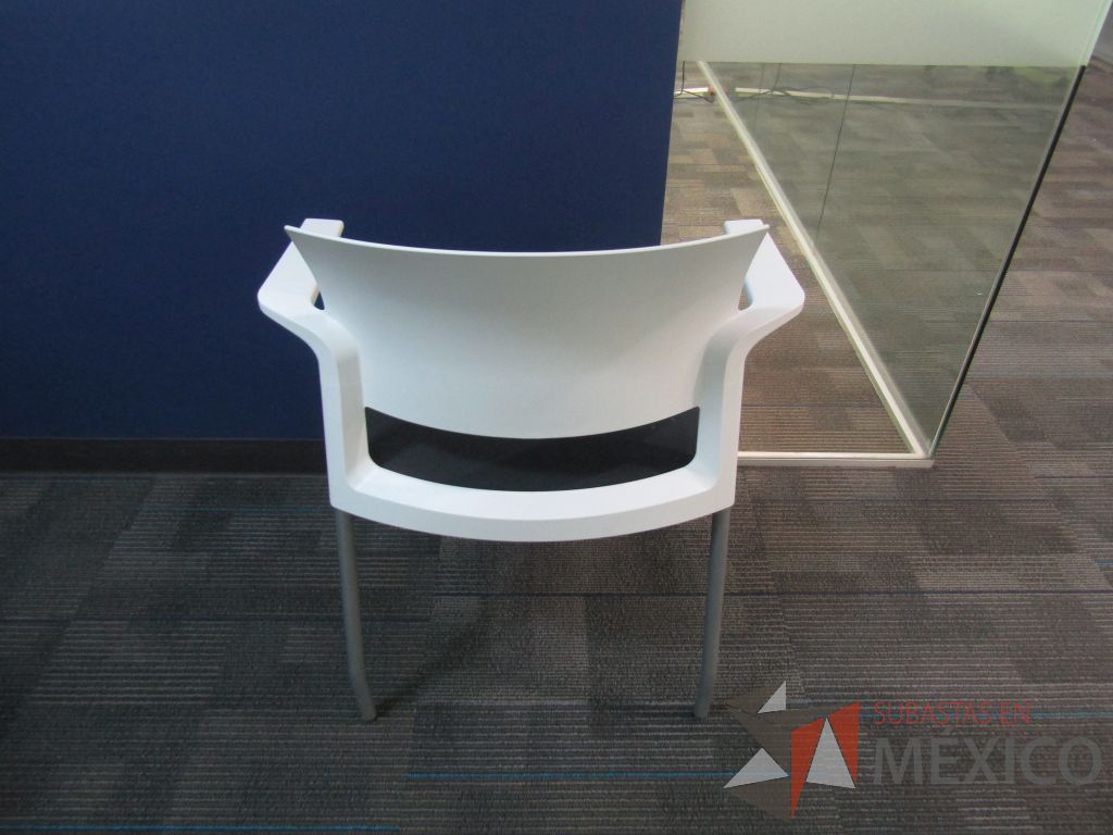 Lote 119 - 5 Sillas de visita con descansabrazos fijo, asiento en tela color gris y respaldo liso color blanco. - Imagen 7