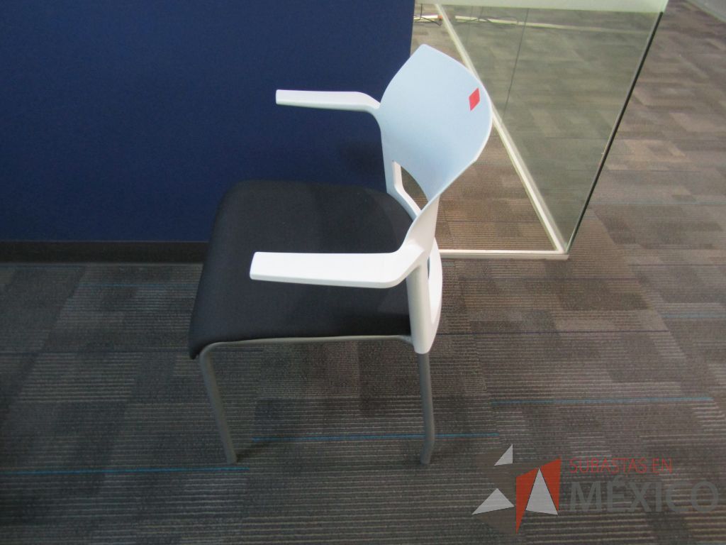 Lote 119 - 5 Sillas de visita con descansabrazos fijo, asiento en tela color gris y respaldo liso color blanco. - Imagen 8
