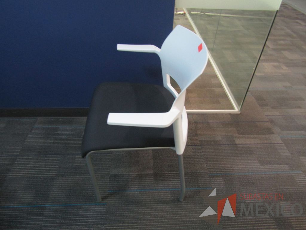 Lote 119 - 5 Sillas de visita con descansabrazos fijo, asiento en tela color gris y respaldo liso color blanco. - Imagen 9