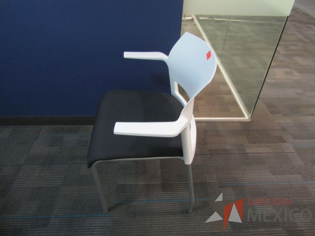 Lote 119 - 5 Sillas de visita con descansabrazos fijo, asiento en tela color gris y respaldo liso color blanco. - Imagen 10