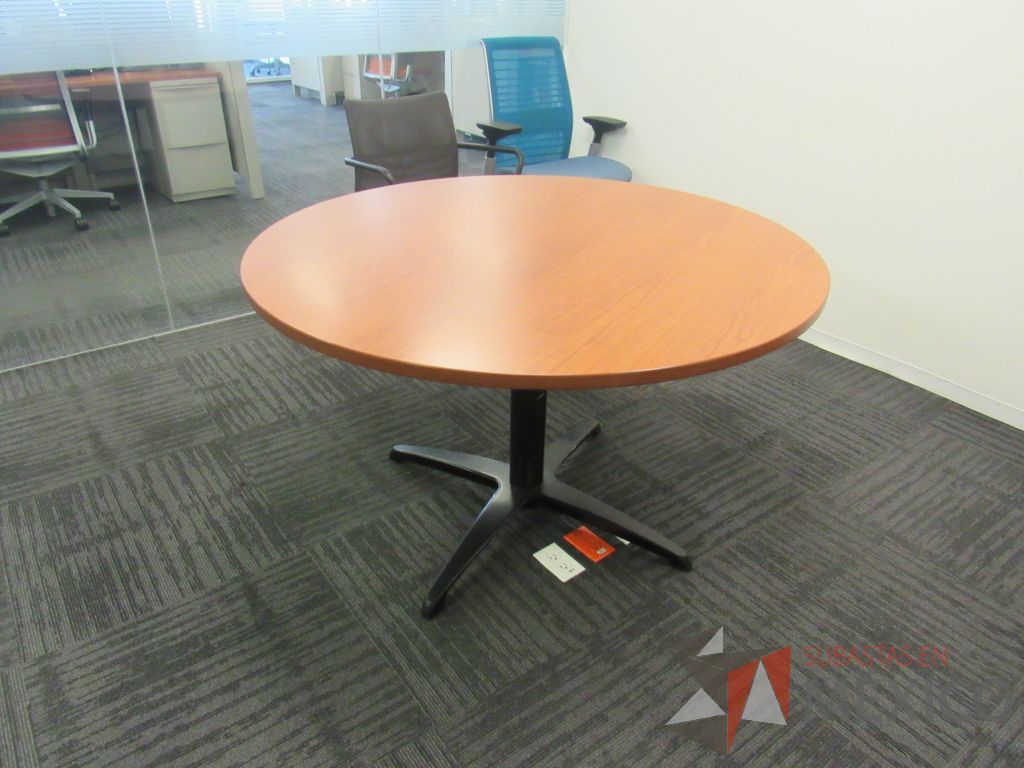 Lote 221 - Mesa de trabajo circular con base metálica color negro y cubierta color café.
