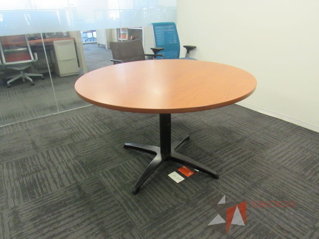 Lote 221 - Mesa de trabajo circular con base metálica color negro y cubierta color café. - Imagen 4