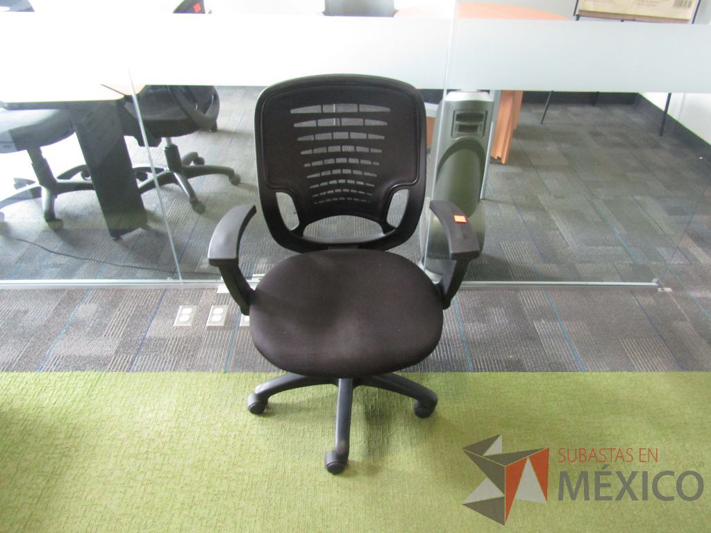 Lote 116 - 3 Silla ejecutiva con ruedas, asiento en tela color negro y respaldo en malla.
