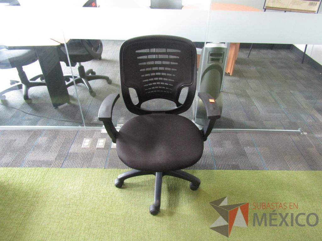 Lote 116 - 3 Silla ejecutiva con ruedas, asiento en tela color negro y respaldo en malla. - Imagen 2