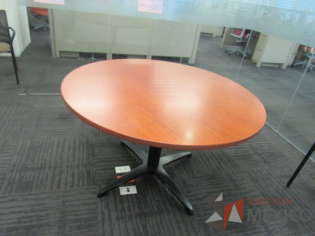 Lote 221 - Mesa de trabajo circular con base metálica color negro y cubierta color café. - Imagen 8
