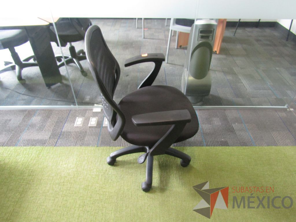 Lote 116 - 3 Silla ejecutiva con ruedas, asiento en tela color negro y respaldo en malla. - Imagen 3