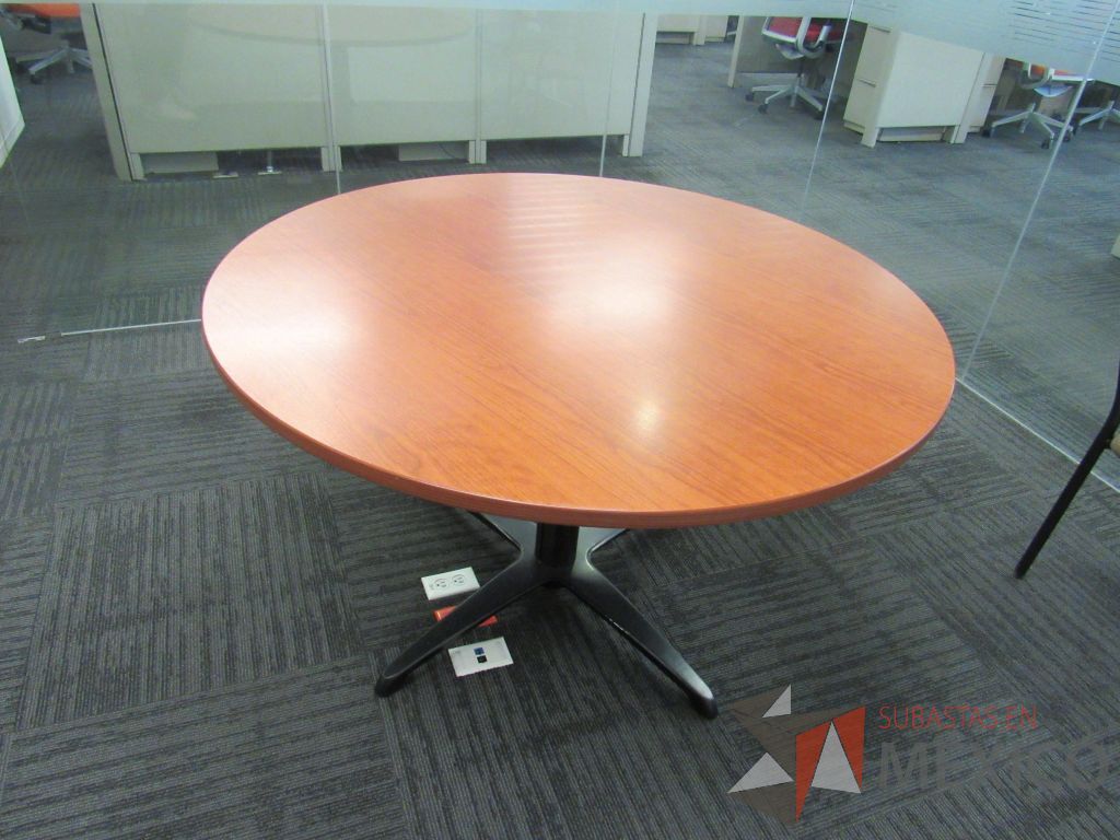Lote 221 - Mesa de trabajo circular con base metálica color negro y cubierta color café. - Imagen 10
