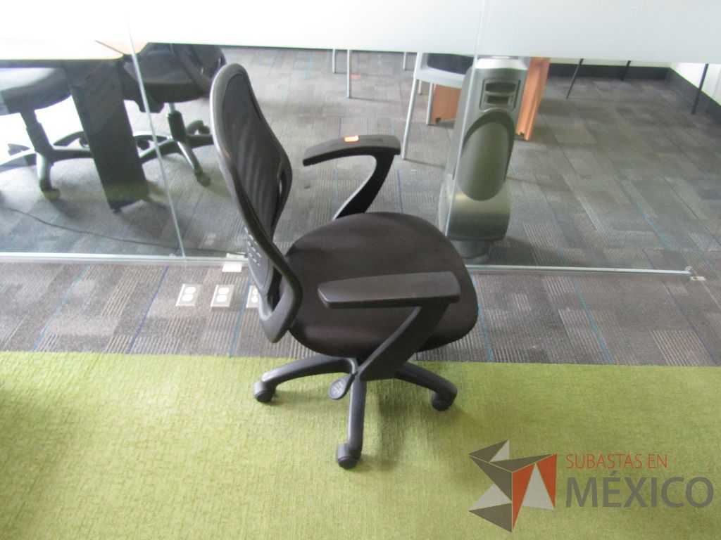 Lote 116 - 3 Silla ejecutiva con ruedas, asiento en tela color negro y respaldo en malla. - Imagen 4