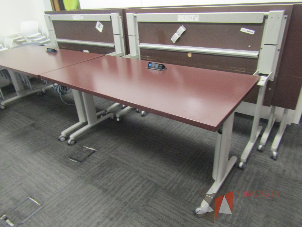 Lote 399 - 2 Mesa de trabajo plegable rectangular con estructura gris, ruedas negras, cubierta color café y accesorios para conexiones. - Imagen 2