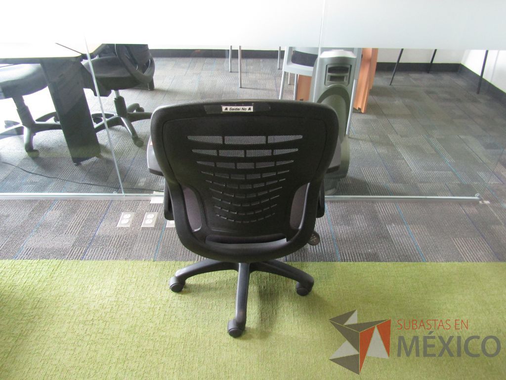 Lote 116 - 3 Silla ejecutiva con ruedas, asiento en tela color negro y respaldo en malla. - Imagen 5
