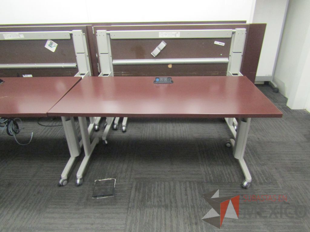 Lote 399 - 2 Mesa de trabajo plegable rectangular con estructura gris, ruedas negras, cubierta color café y accesorios para conexiones. - Imagen 3