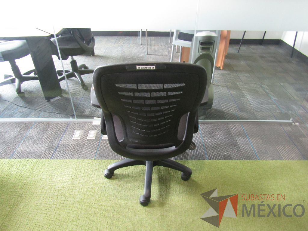 Lote 116 - 3 Silla ejecutiva con ruedas, asiento en tela color negro y respaldo en malla. - Imagen 6