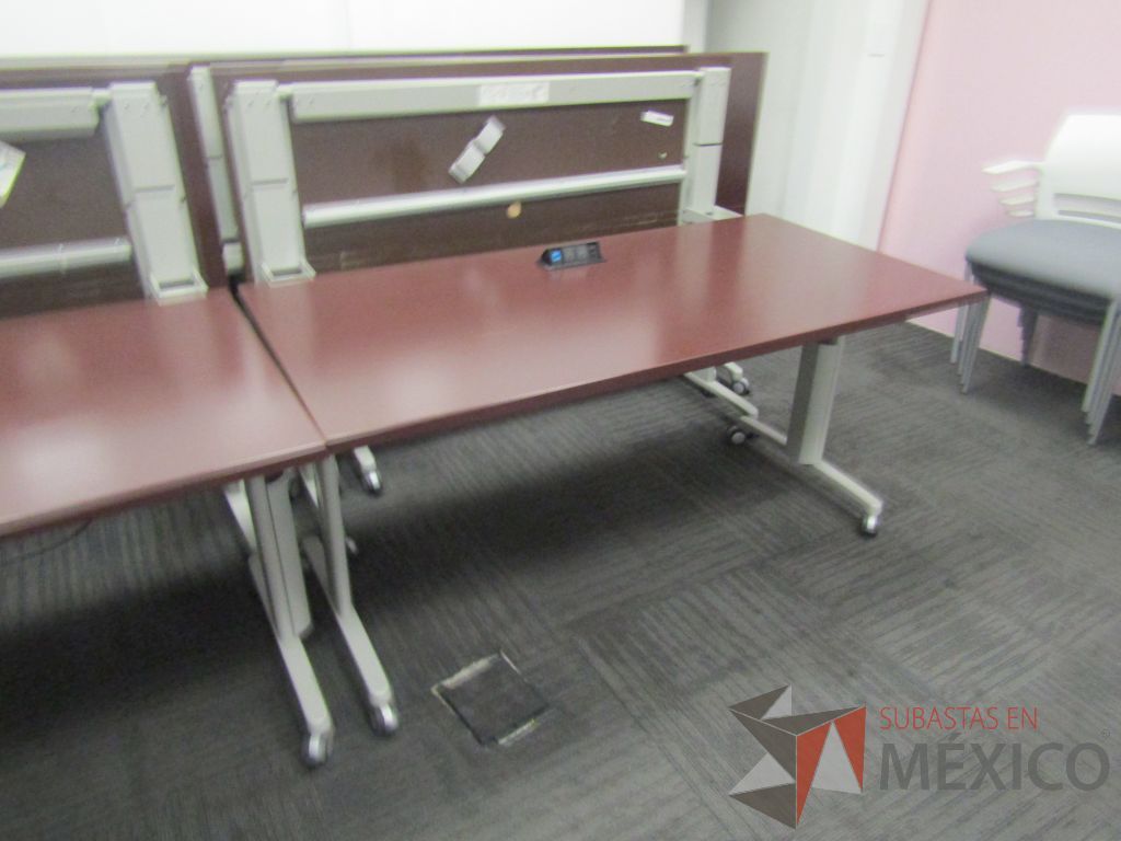 Lote 399 - 2 Mesa de trabajo plegable rectangular con estructura gris, ruedas negras, cubierta color café y accesorios para conexiones. - Imagen 4