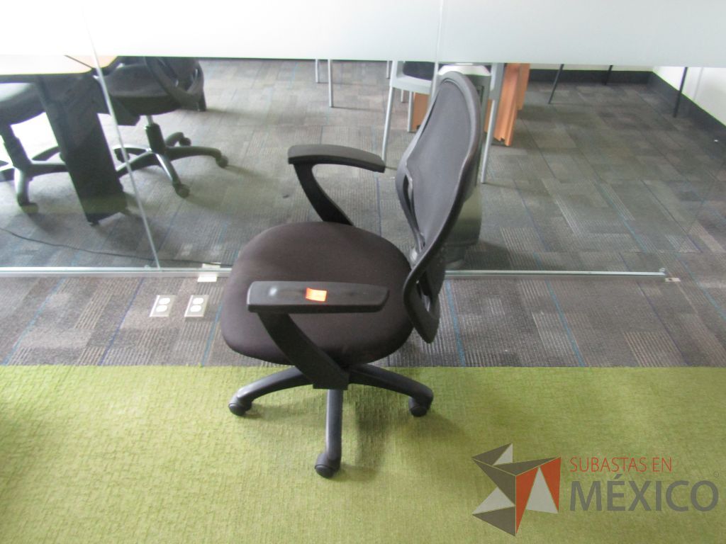 Lote 116 - 3 Silla ejecutiva con ruedas, asiento en tela color negro y respaldo en malla. - Imagen 7