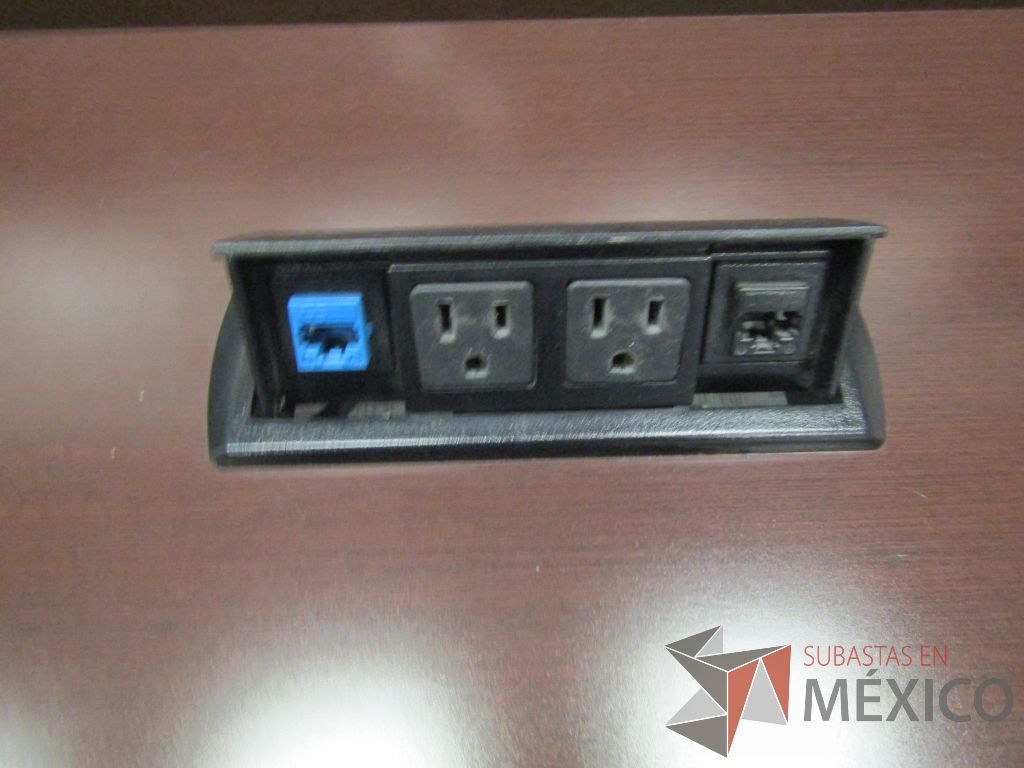 Lote 320 - 2 Mesa de trabajo plegable rectangular con estructura gris, ruedas negras, cubierta color café y accesorios para conexiones. - Imagen 5
