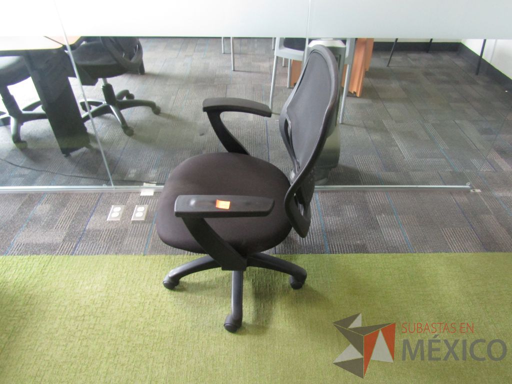 Lote 116 - 3 Silla ejecutiva con ruedas, asiento en tela color negro y respaldo en malla. - Imagen 8