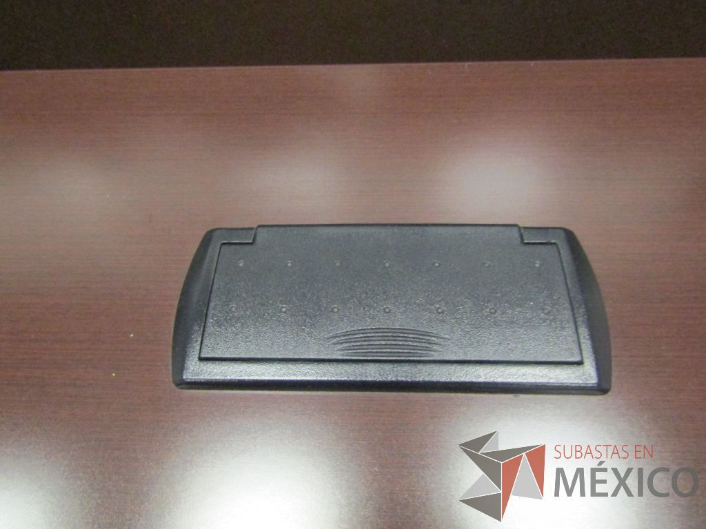 Lote 266 - 2 Mesa de trabajo plegable rectangular con estructura gris, ruedas negras, cubierta color café y accesorios para conexiones. - Imagen 7