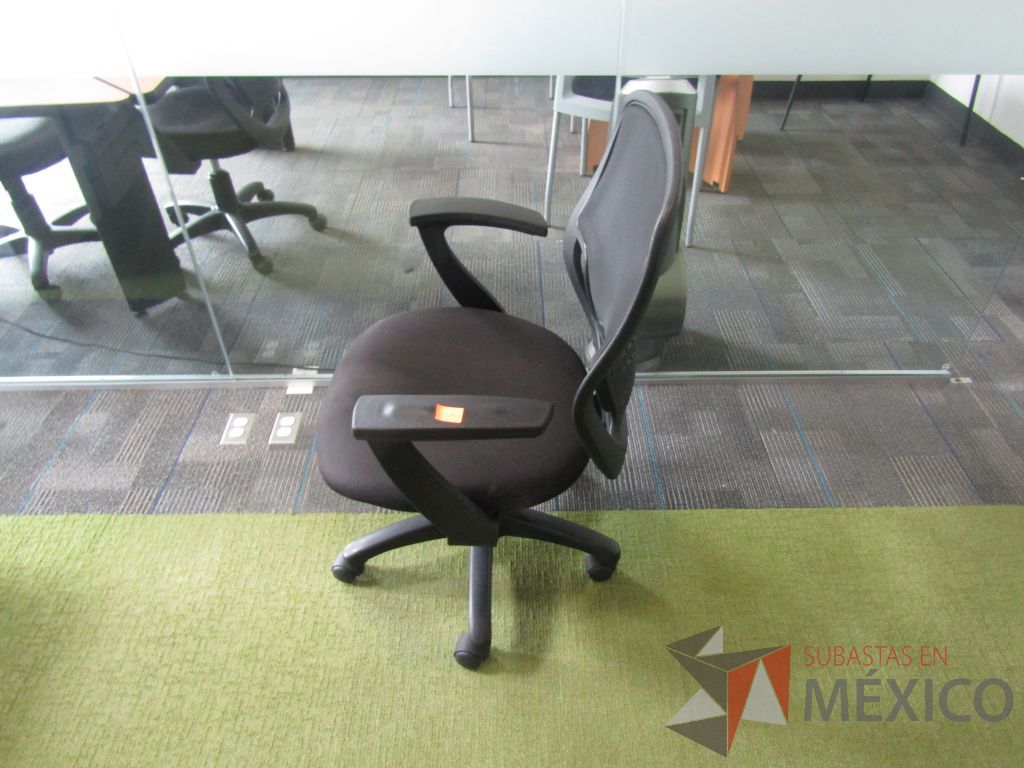 Lote 116 - 3 Silla ejecutiva con ruedas, asiento en tela color negro y respaldo en malla. - Imagen 9