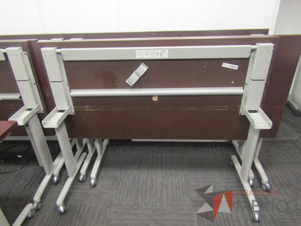 Lote 119 - 2 Mesas de trabajo plegable rectangular con estructura gris, ruedas negras, cubierta color café y accesorios para conexiones - Imagen 6