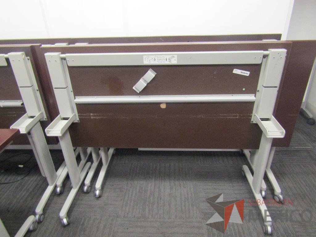 Lote 320 - 2 Mesa de trabajo plegable rectangular con estructura gris, ruedas negras, cubierta color café y accesorios para conexiones. - Imagen 8