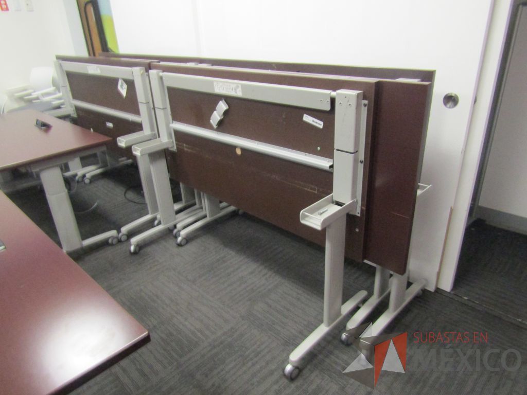 Lote 399 - 2 Mesa de trabajo plegable rectangular con estructura gris, ruedas negras, cubierta color café y accesorios para conexiones. - Imagen 8