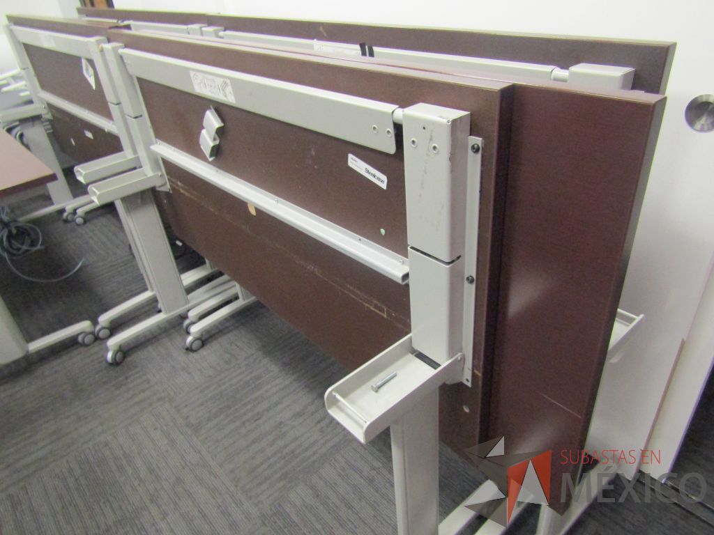 Lote 320 - 2 Mesa de trabajo plegable rectangular con estructura gris, ruedas negras, cubierta color café y accesorios para conexiones. - Imagen 10