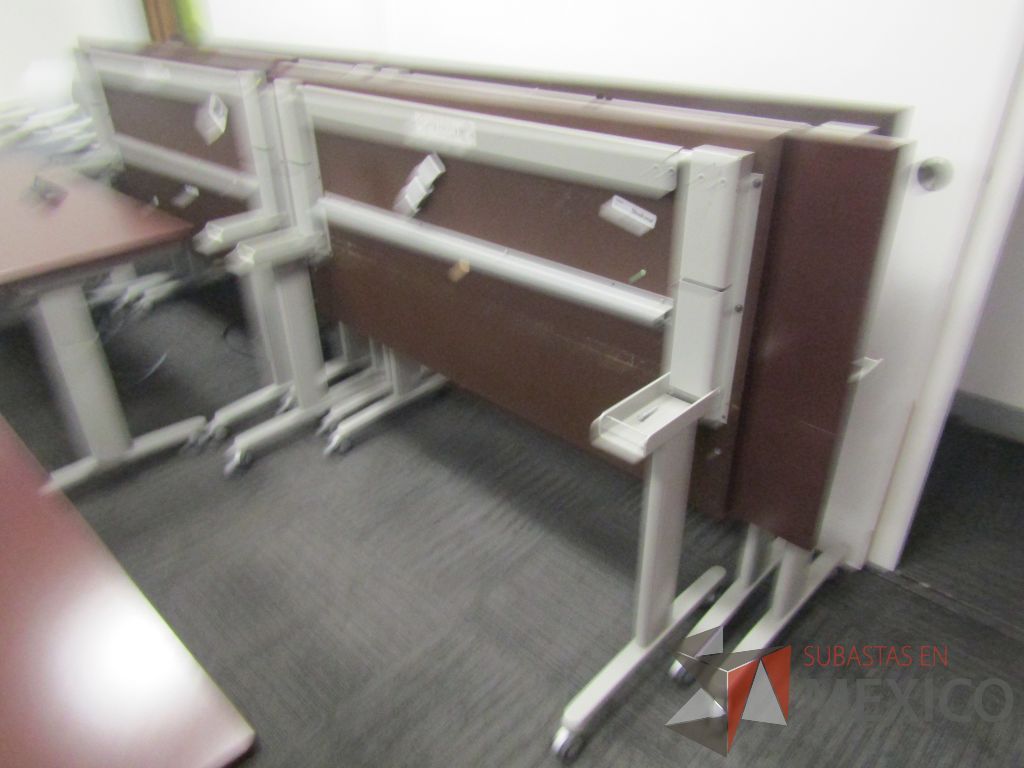 Lote 266 - 2 Mesa de trabajo plegable rectangular con estructura gris, ruedas negras, cubierta color café y accesorios para conexiones. - Imagen 3