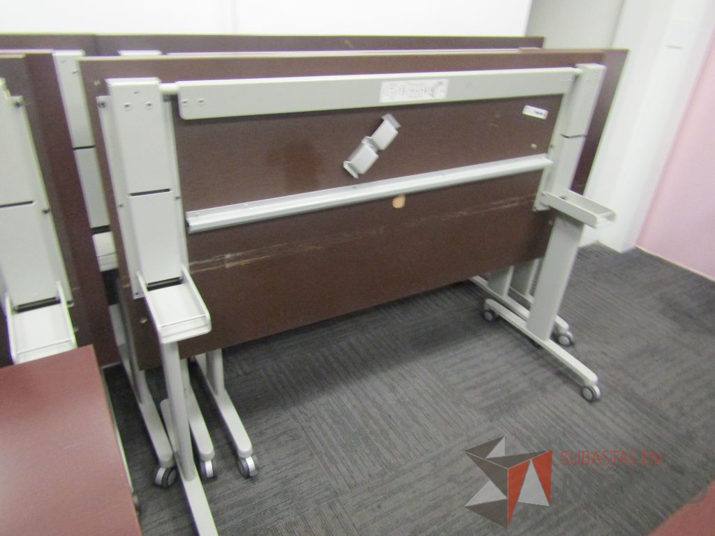 Lote 399 - 2 Mesa de trabajo plegable rectangular con estructura gris, ruedas negras, cubierta color café y accesorios para conexiones. - Imagen 11