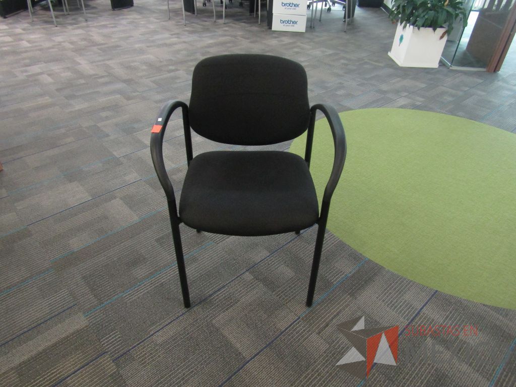 Lote 118 - 4 Sillas fija, asiento y respaldo en tela color negro. - Imagen 2