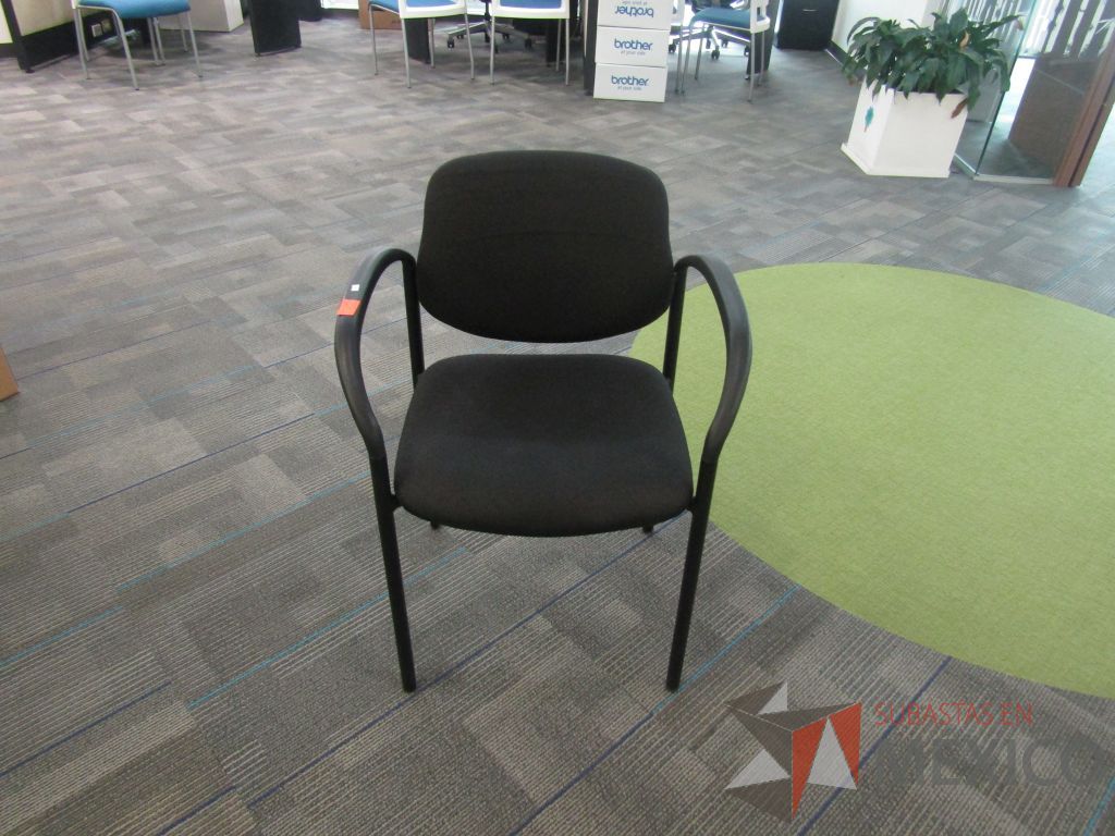 Lote 118 - 4 Sillas fija, asiento y respaldo en tela color negro. - Imagen 3
