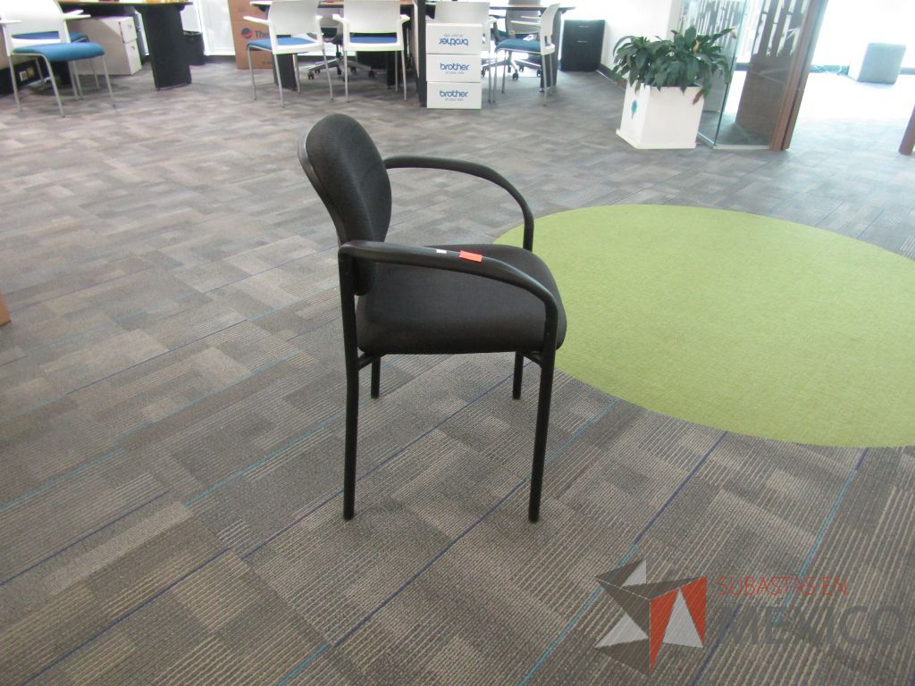 Lote 118 - 4 Sillas fija, asiento y respaldo en tela color negro. - Imagen 4