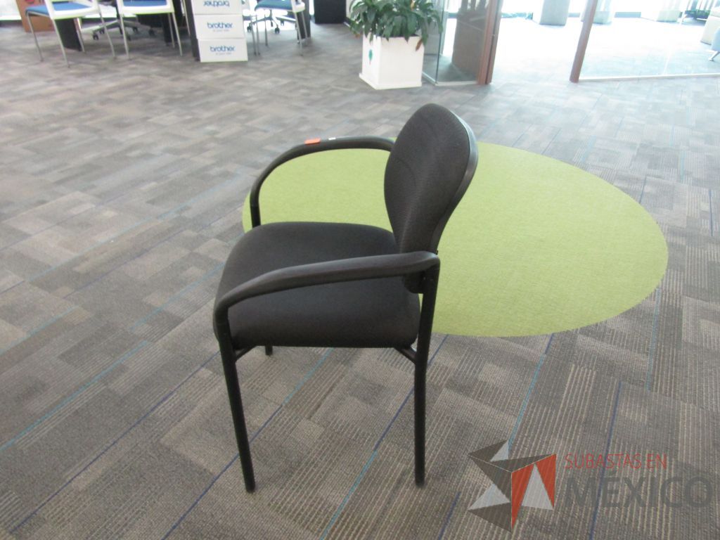 Lote 118 - 4 Sillas fija, asiento y respaldo en tela color negro. - Imagen 9