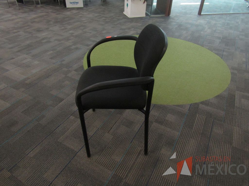 Lote 118 - 4 Sillas fija, asiento y respaldo en tela color negro. - Imagen 10