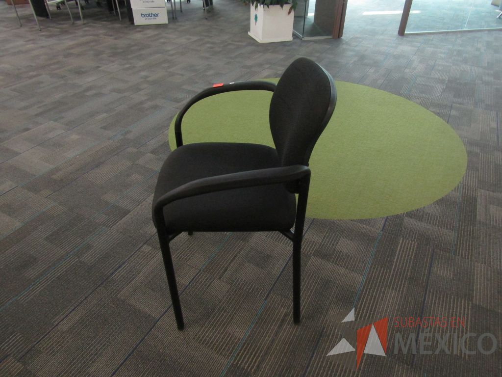 Lote 118 - 4 Sillas fija, asiento y respaldo en tela color negro. - Imagen 11