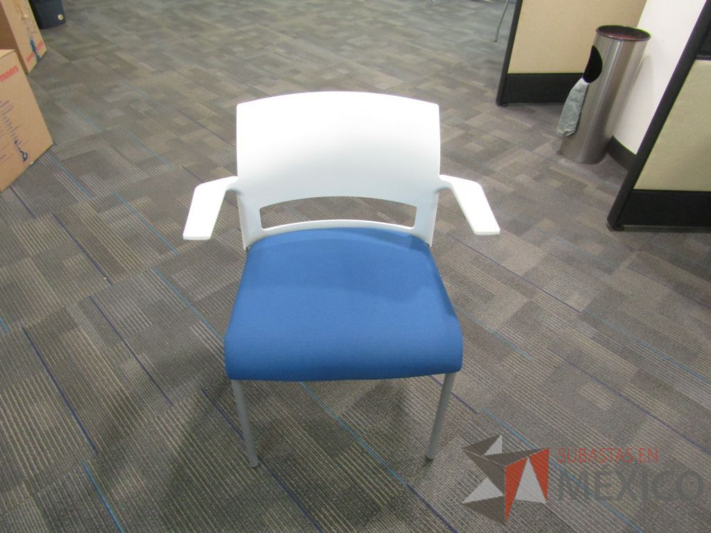 Lote 129 - 2 Silla fija, asiento en tela color azul y respaldo liso color blanco.