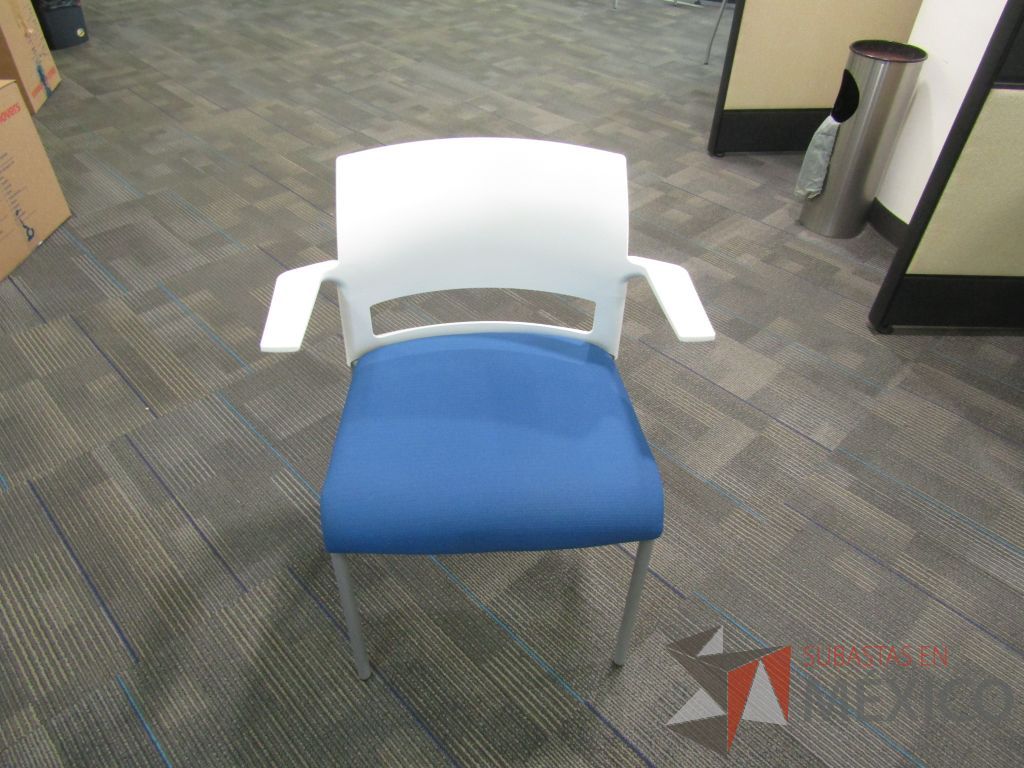 Lote 129 - 2 Silla fija, asiento en tela color azul y respaldo liso color blanco. - Imagen 2