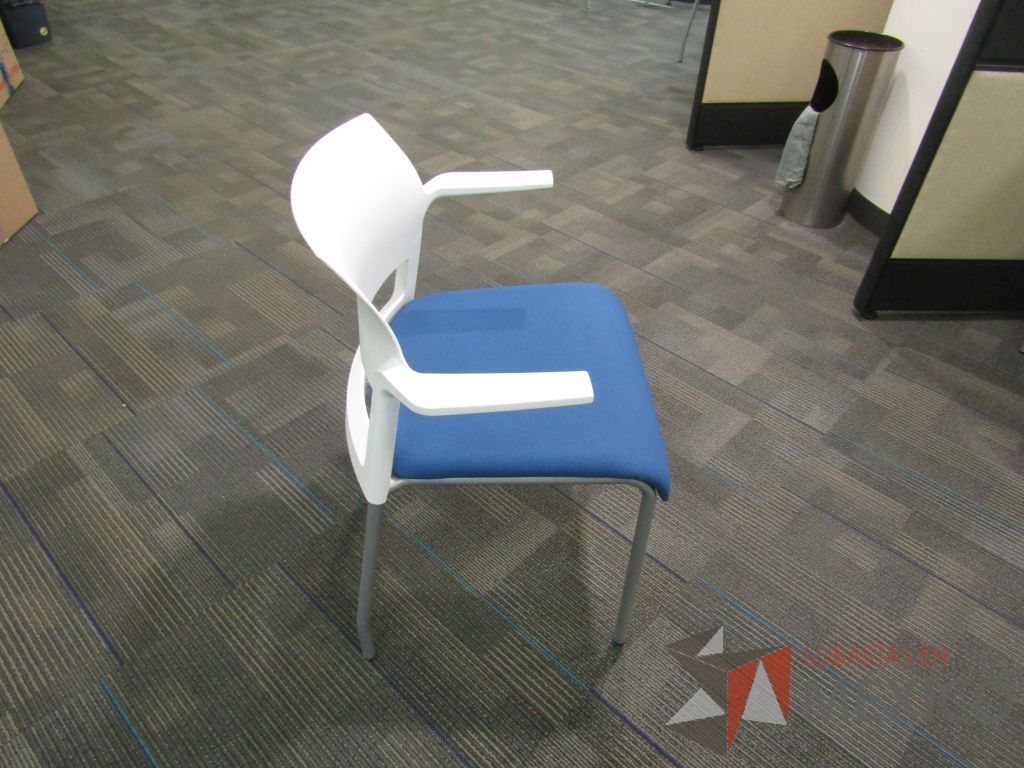 Lote 129 - 2 Silla fija, asiento en tela color azul y respaldo liso color blanco. - Imagen 3
