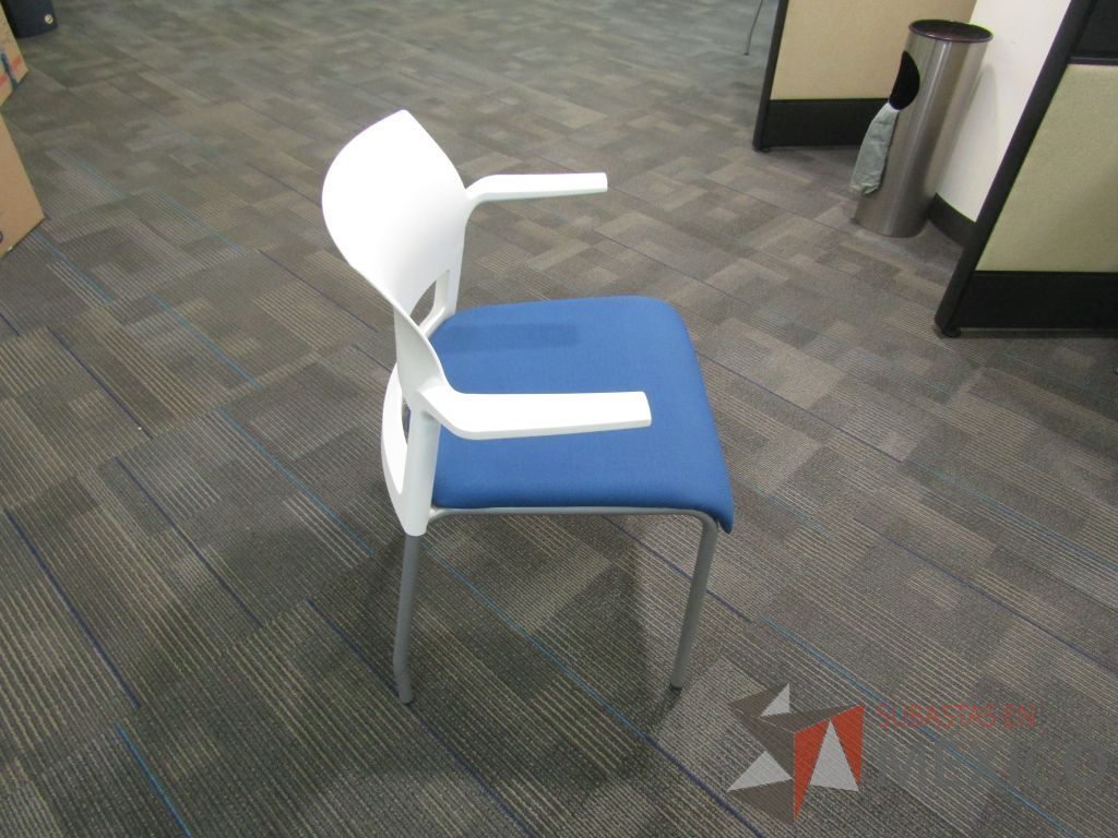 Lote 129 - 2 Silla fija, asiento en tela color azul y respaldo liso color blanco. - Imagen 4