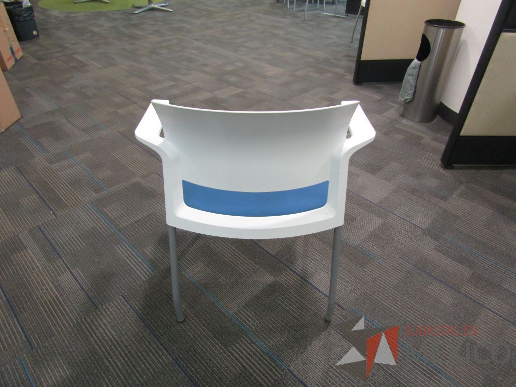 Lote 129 - 2 Silla fija, asiento en tela color azul y respaldo liso color blanco. - Imagen 5
