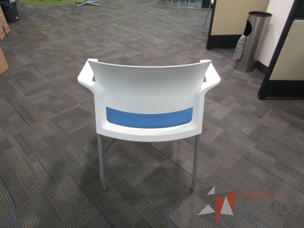 Lote 129 - 2 Silla fija, asiento en tela color azul y respaldo liso color blanco. - Imagen 6