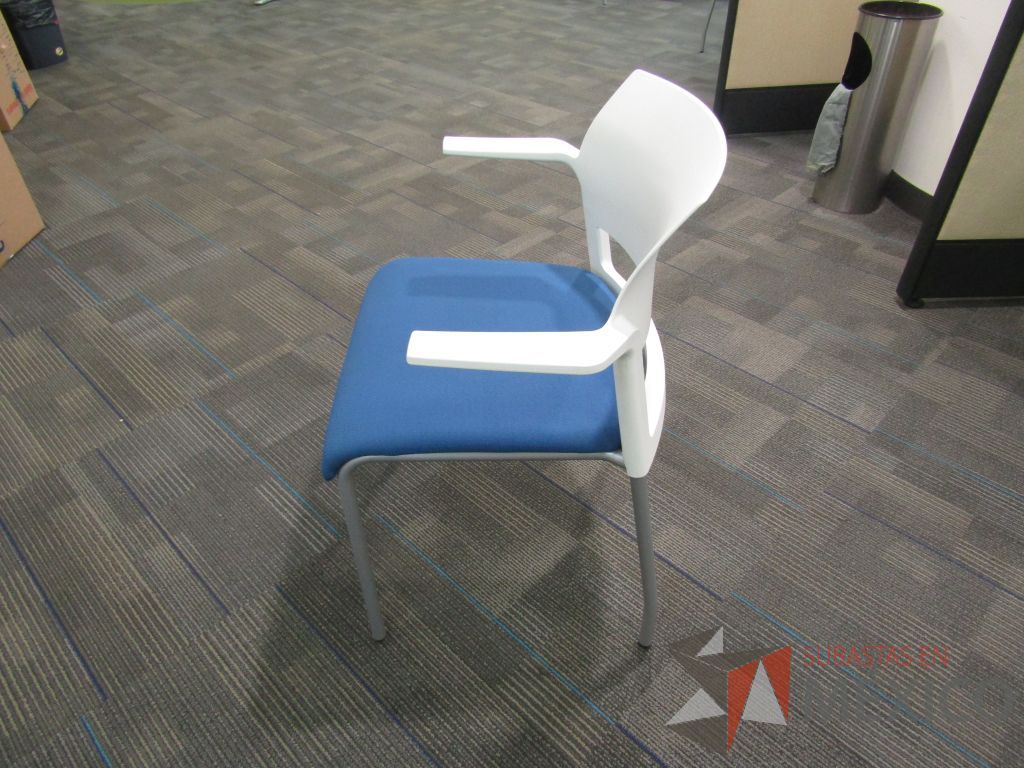 Lote 129 - 2 Silla fija, asiento en tela color azul y respaldo liso color blanco. - Imagen 7