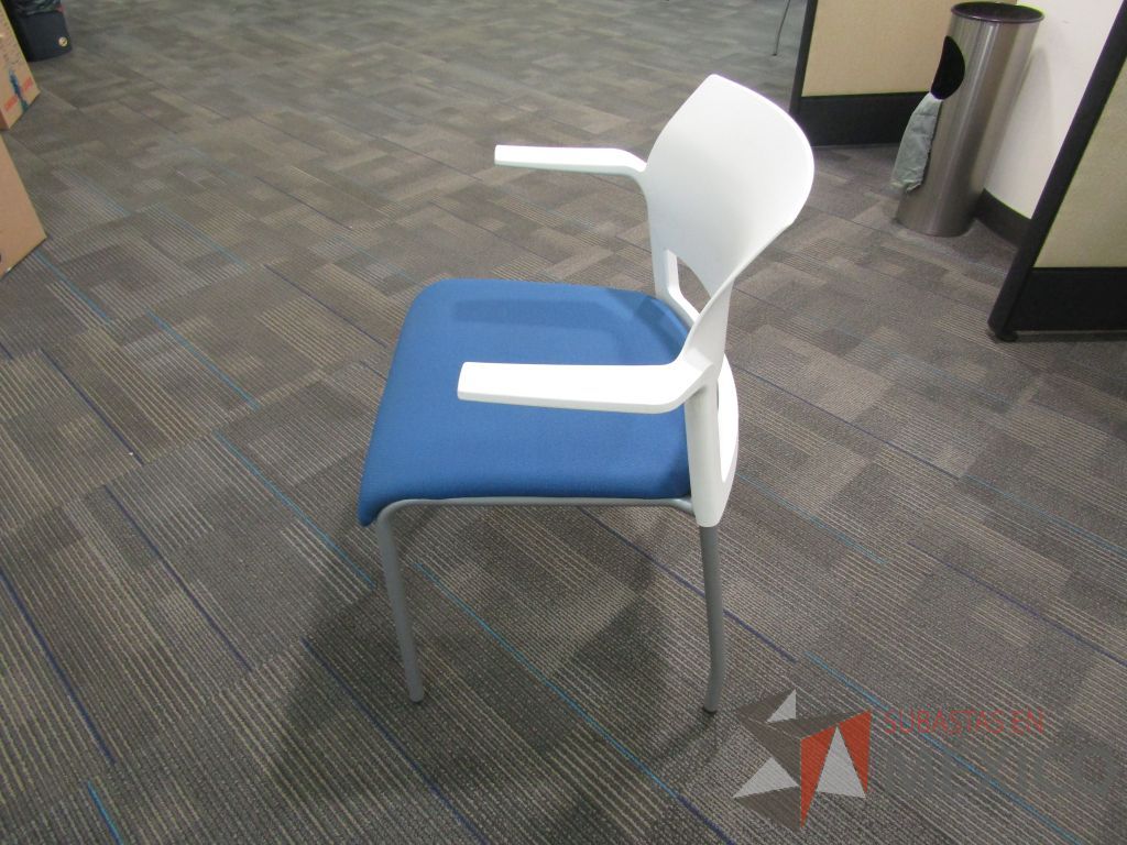 Lote 129 - 2 Silla fija, asiento en tela color azul y respaldo liso color blanco. - Imagen 8