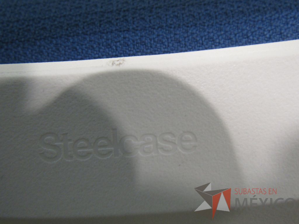 Lote 129 - 2 Silla fija, asiento en tela color azul y respaldo liso color blanco. - Imagen 9
