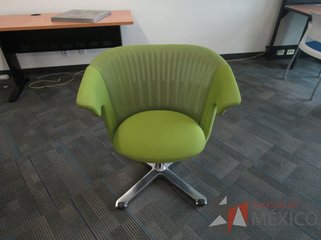 Lote 143 - 2 Sillas fija, asiento en tela color verde y respaldo en malla. - Imagen 2
