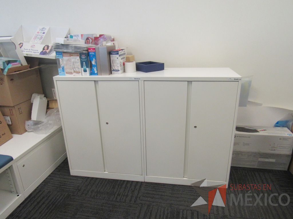 Lote 108 - 2 Gabinete metálico con 4 puertas color blanco - Imagen 4