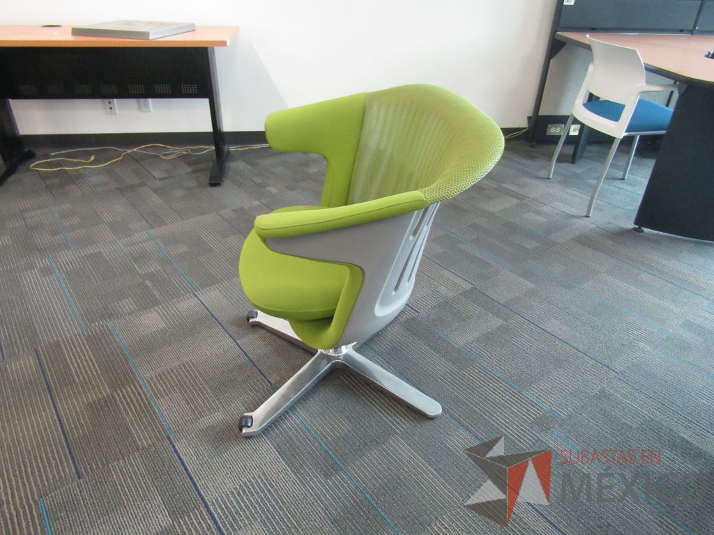 Lote 143 - 2 Sillas fija, asiento en tela color verde y respaldo en malla. - Imagen 9