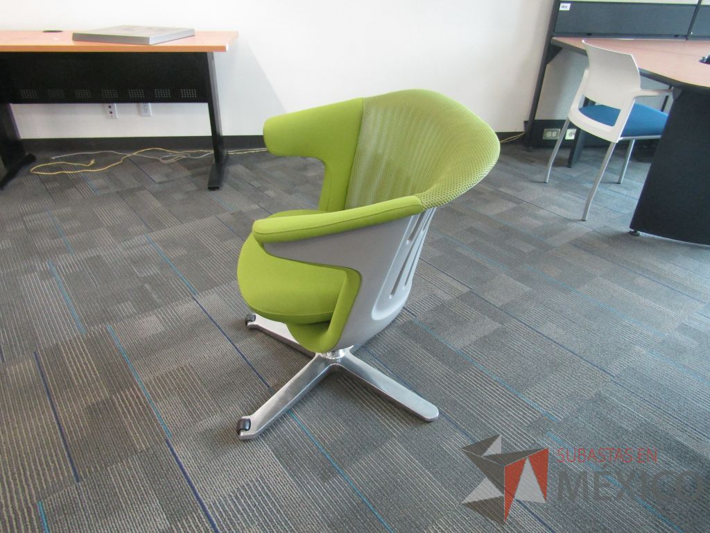 Lote 143 - 2 Sillas fija, asiento en tela color verde y respaldo en malla. - Imagen 10