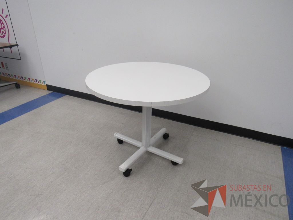 Lote 006 - Mesa de trabajo circular con base metálica blanca y cubierta color blanco - Imagen 4
