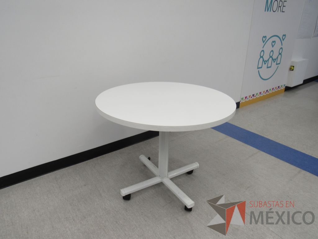 Lote 006 - Mesa de trabajo circular con base metálica blanca y cubierta color blanco - Imagen 5