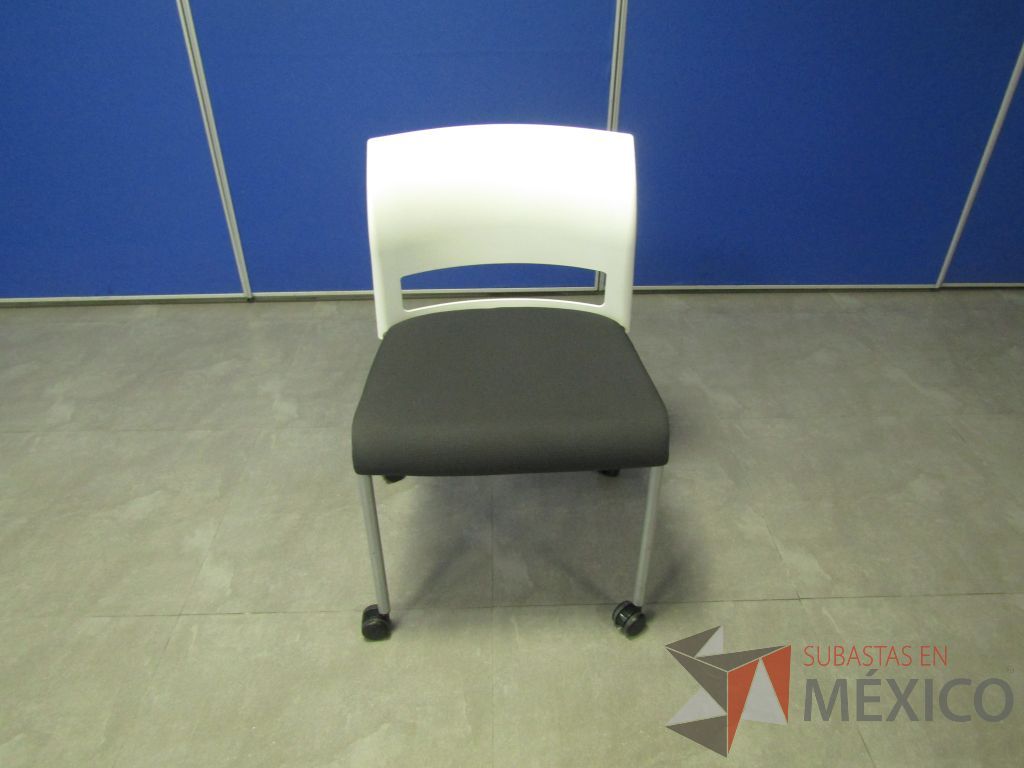 Lote 142 - 5 Sillas de visita con ruedas, asiento en tela color gris y respaldo liso color blanco.